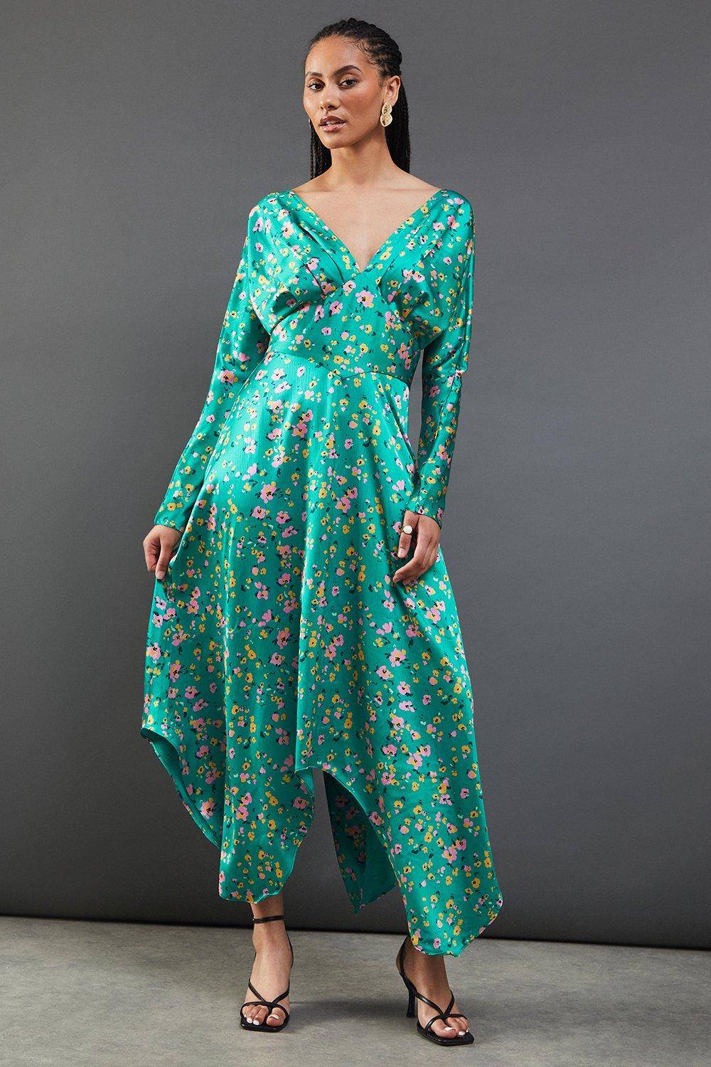 Warehouse Robe Midi Florale en Satin à Manches Chauve-Souris Cintrée avec Ourlet Asymétrique