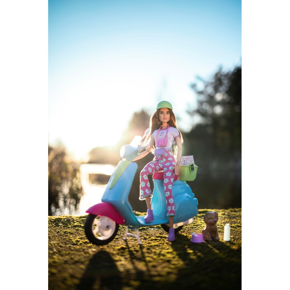 Barbie Holiday Fun Puppe, Roller und Zubehör