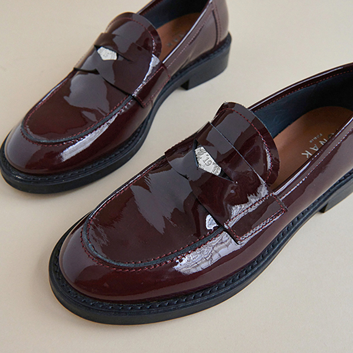 Mocassins à bouts arrondis et détails argentés  en cuir verni bordeaux