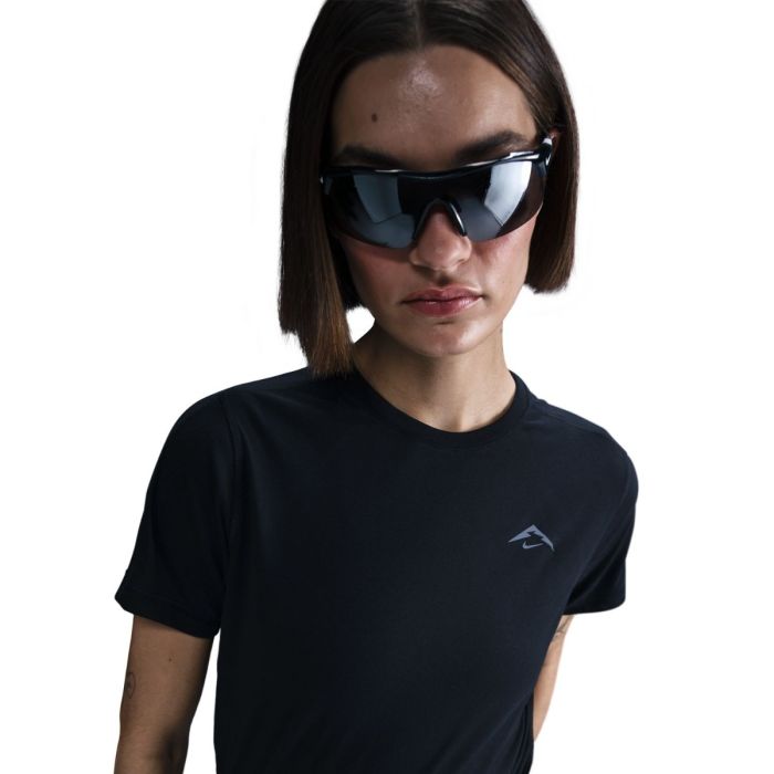 Nike Dame T-shirts Trail Dri-FIT SS Tee Sort
