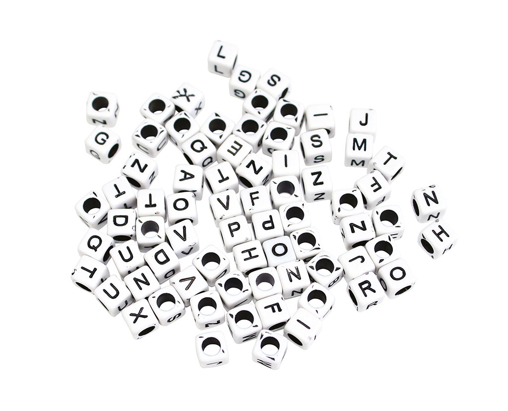 Sachet de 345 perles carrées blanches lettres noires