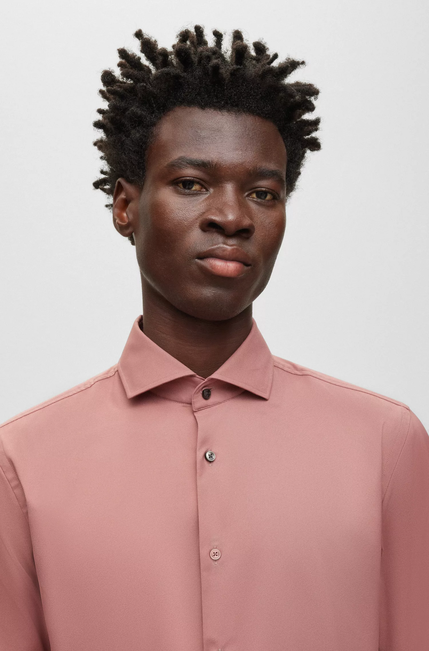 Camisa BOSS preta de corte slim em sarja elástica de alta performance.