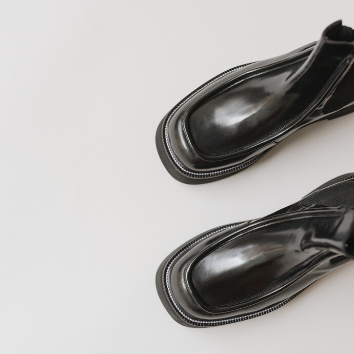 Boots à plateformes, bouts carrés et élastiques  en cuir glacé noir