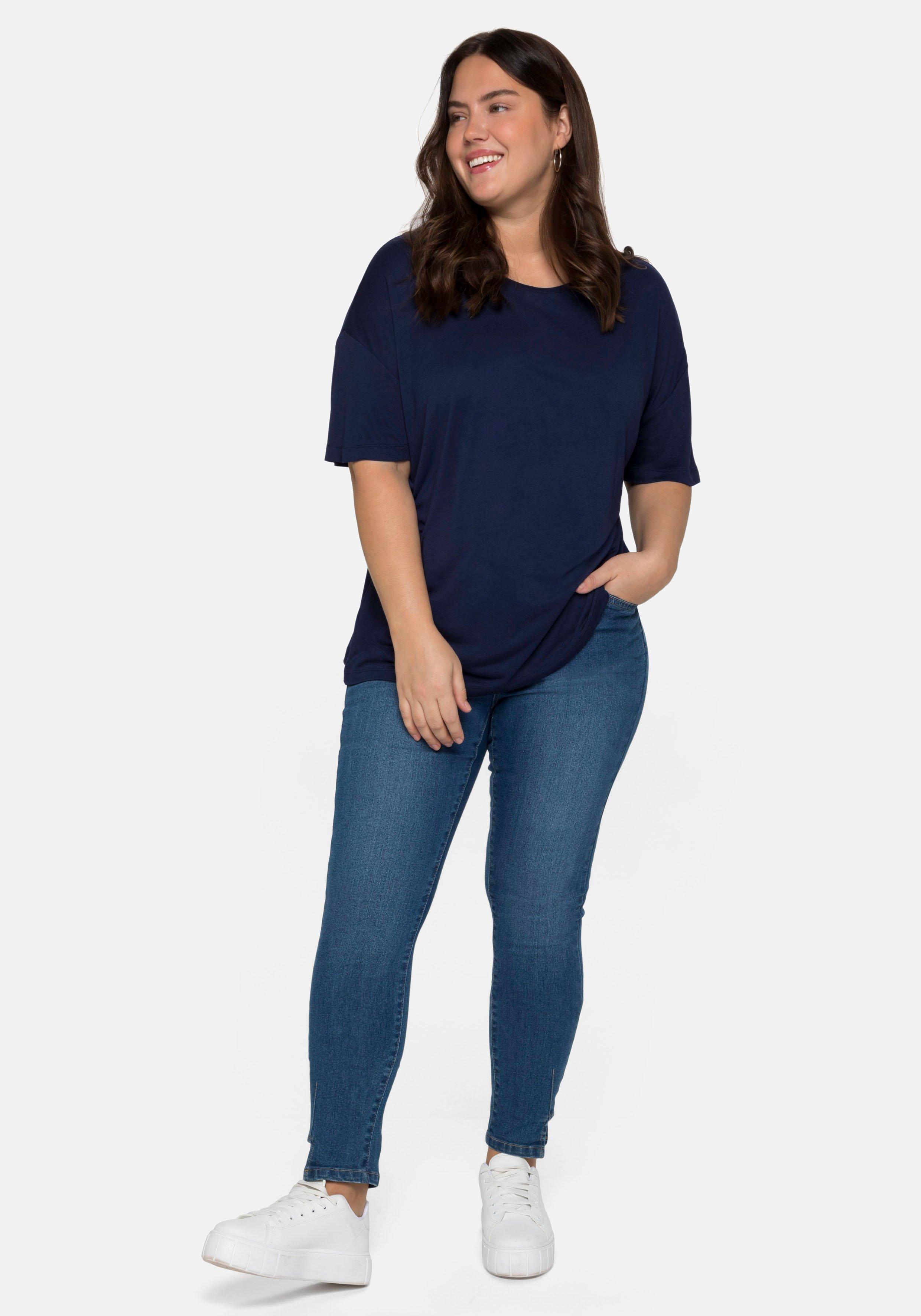 Shirt mit asymmetrischem Saum und Falten