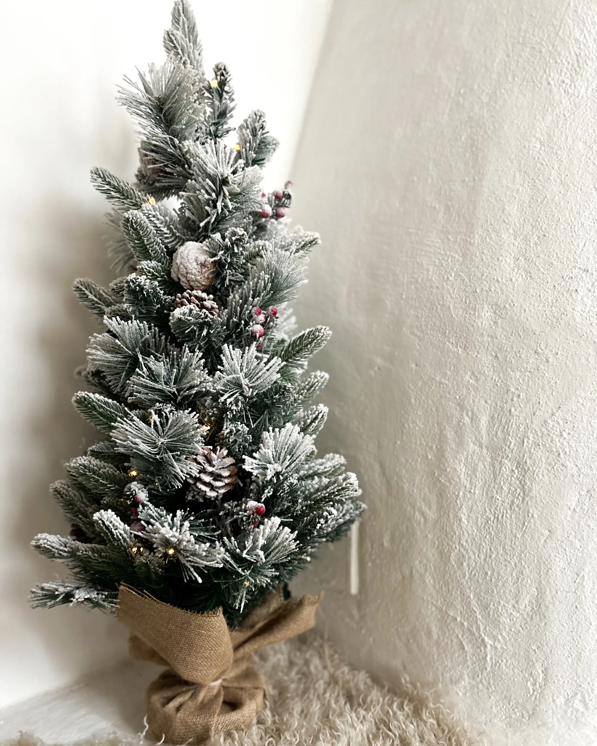 Besneeuwde kunstkerstboom LED MALIGNE 90 cm Wit