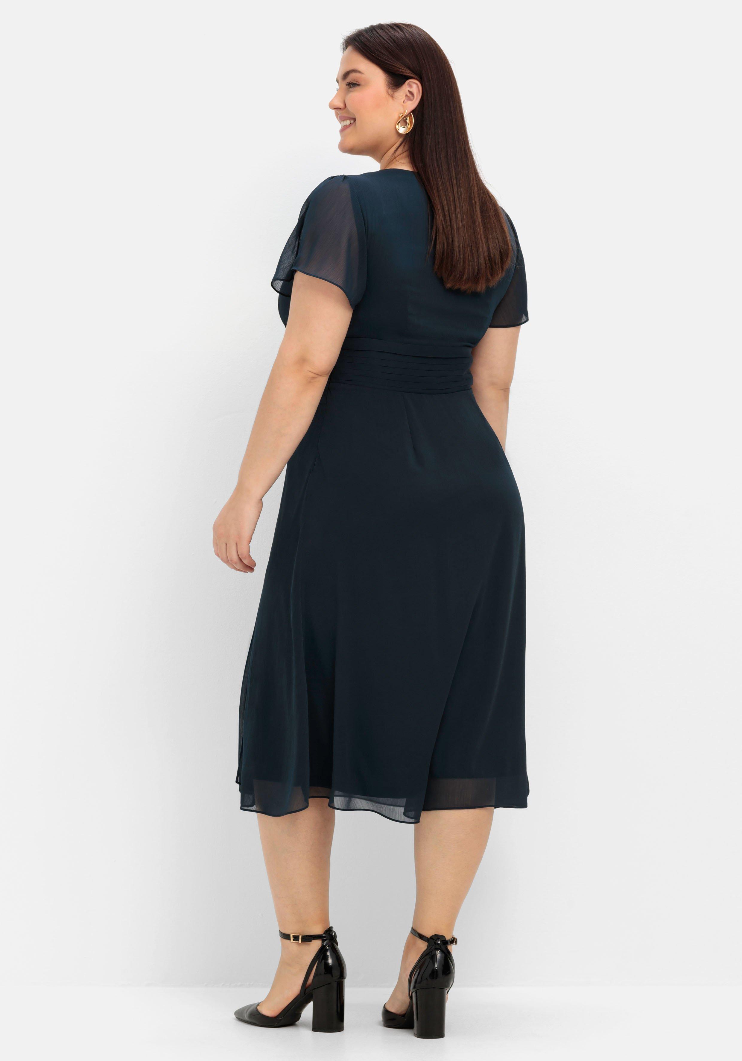 Abendkleid mit Schmuckbrosche