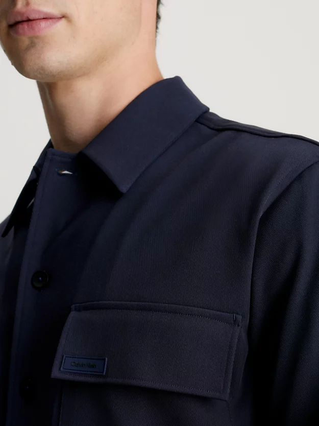 Camisa em sarja macia e elástica.