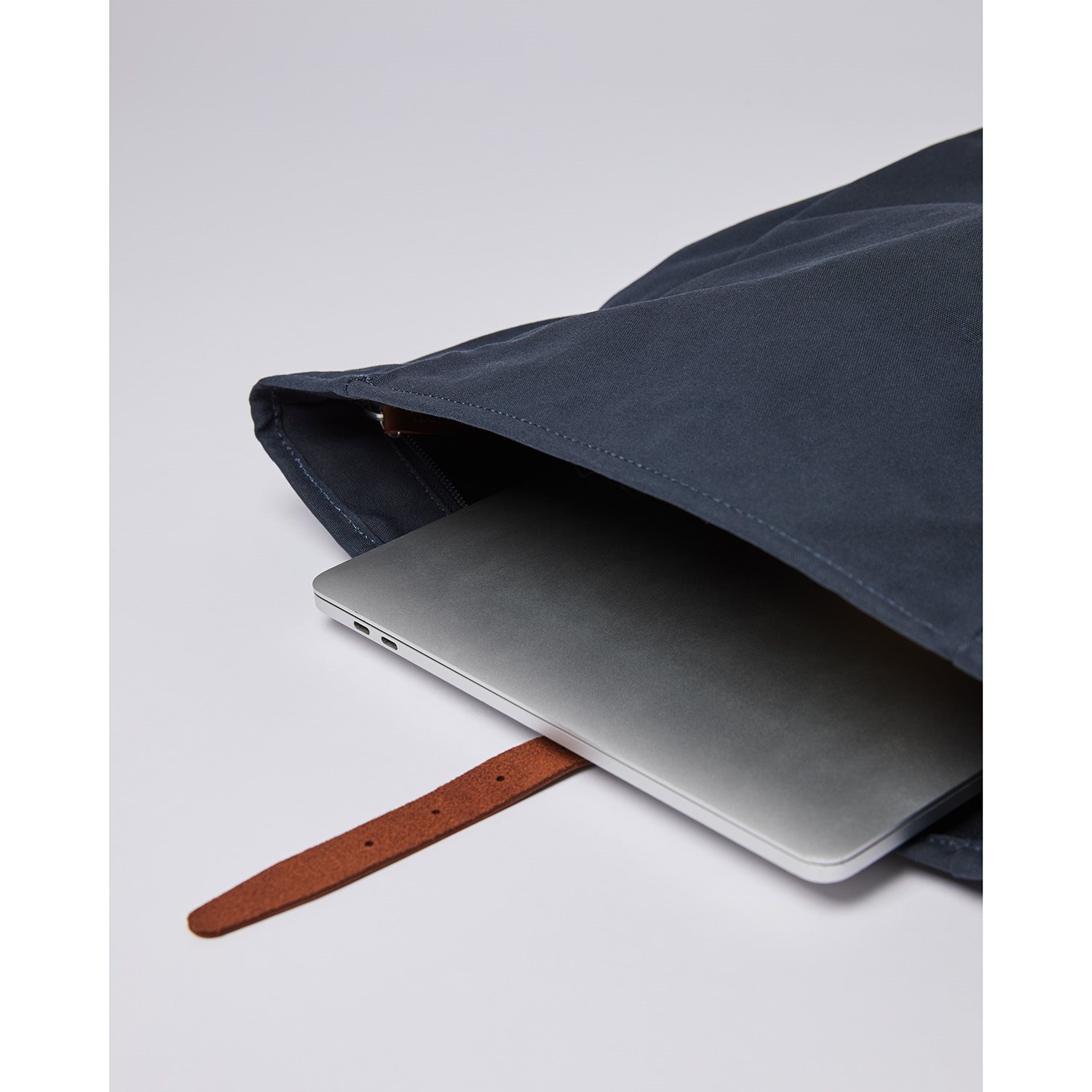 Sandqvist Dante Backpack navy with cognac brown leather