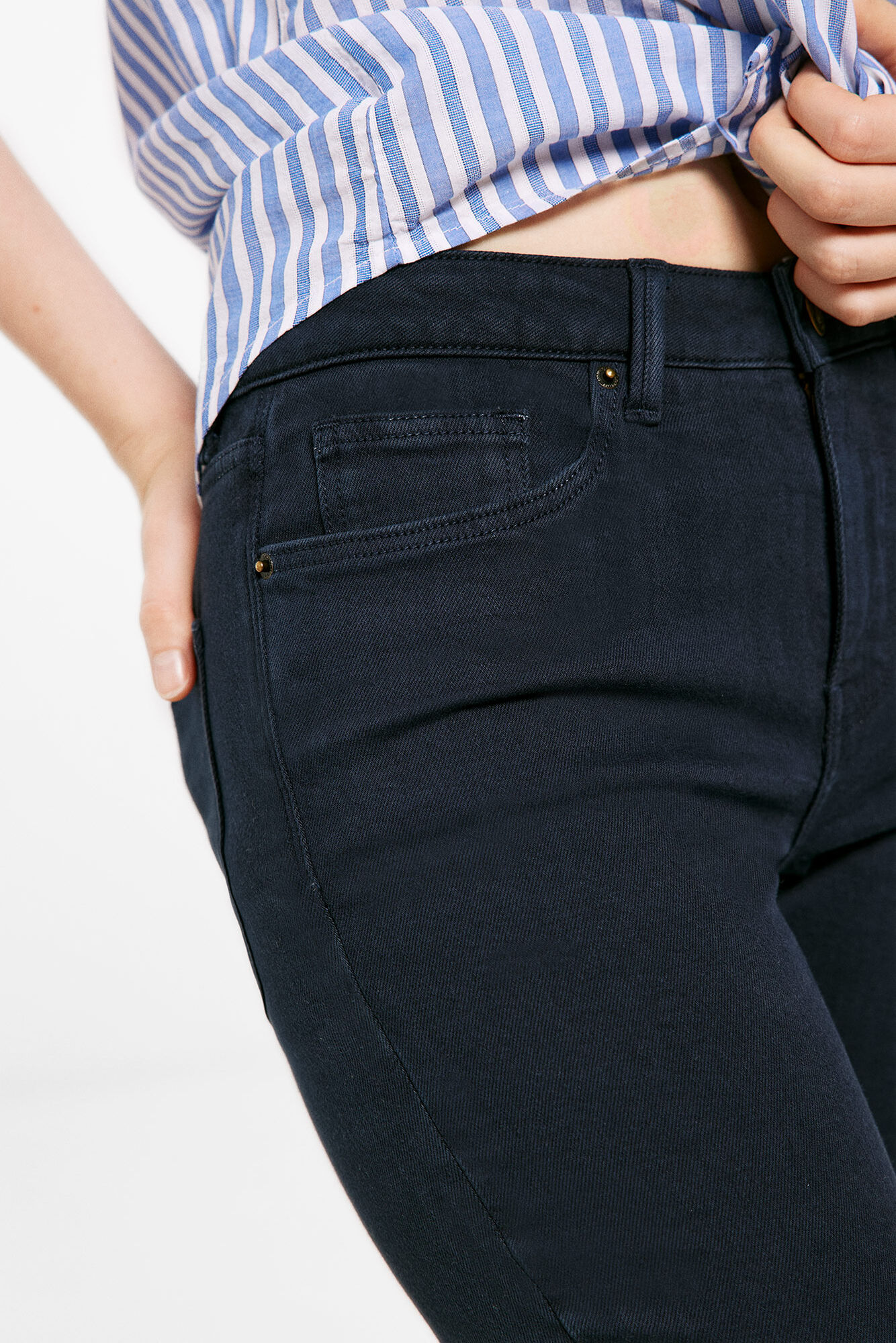 Calça jeans cropped slim colorida