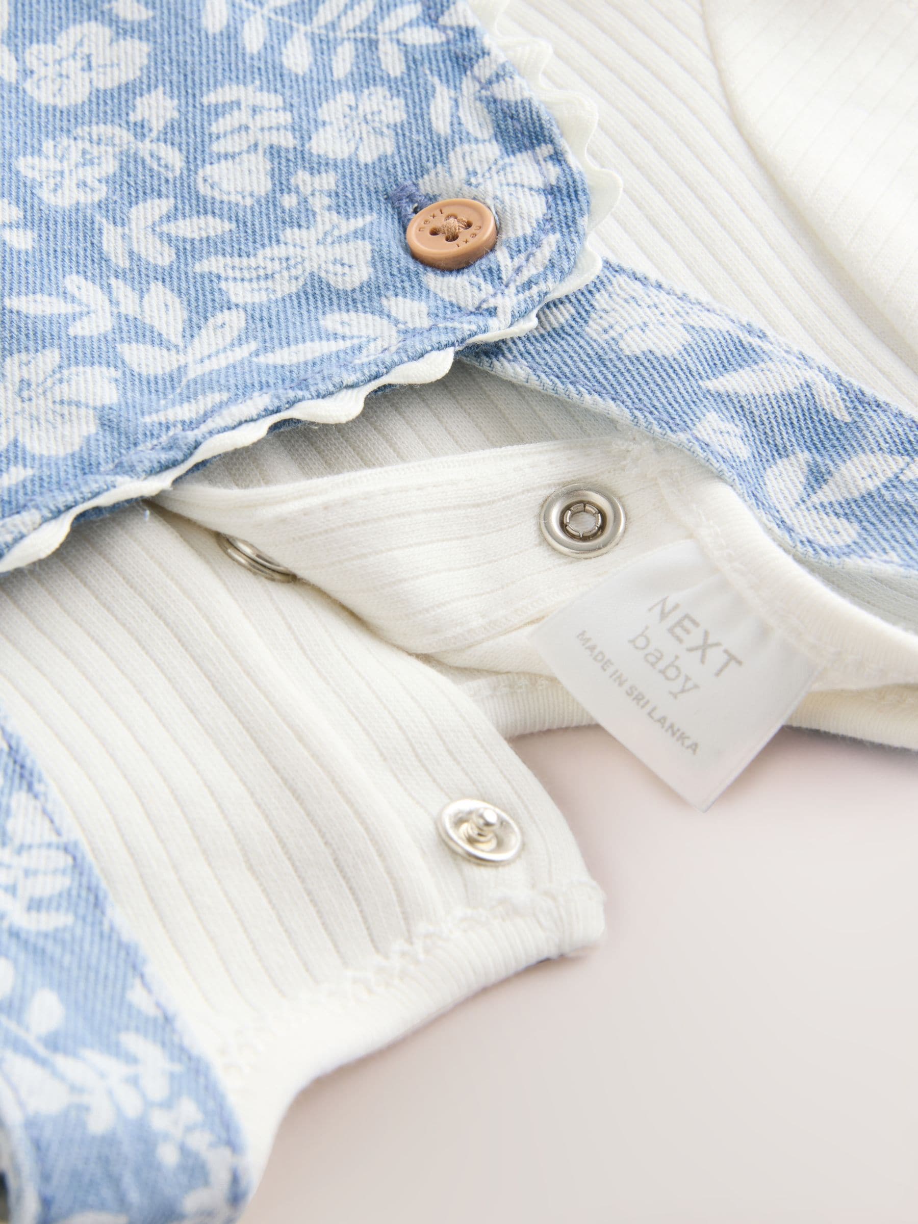 Denim met bloemen en ecru - Babyset van rompertje met korte mouwen en bretelbroek (0mnd -2jr)
