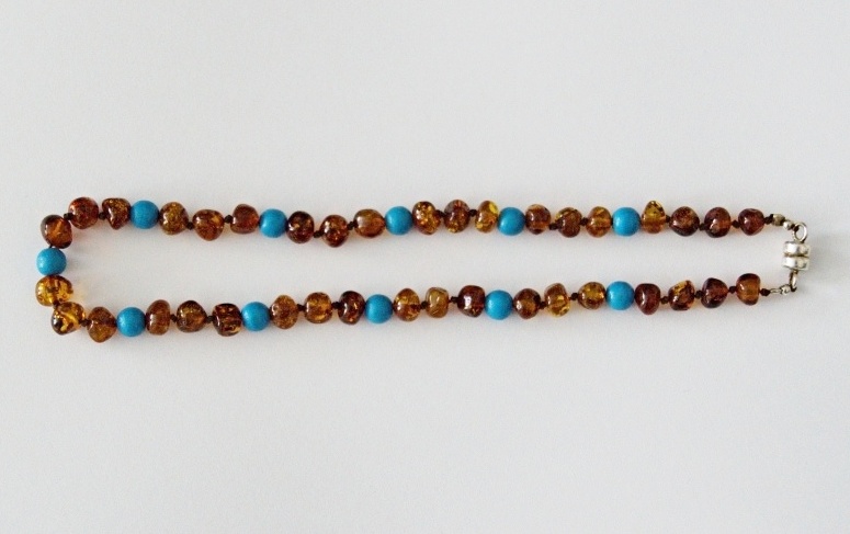 AMBERSTYLE Bernstein-Nuggikette mit Holzperlen hellblau Holzperl hellblau 1 Stk