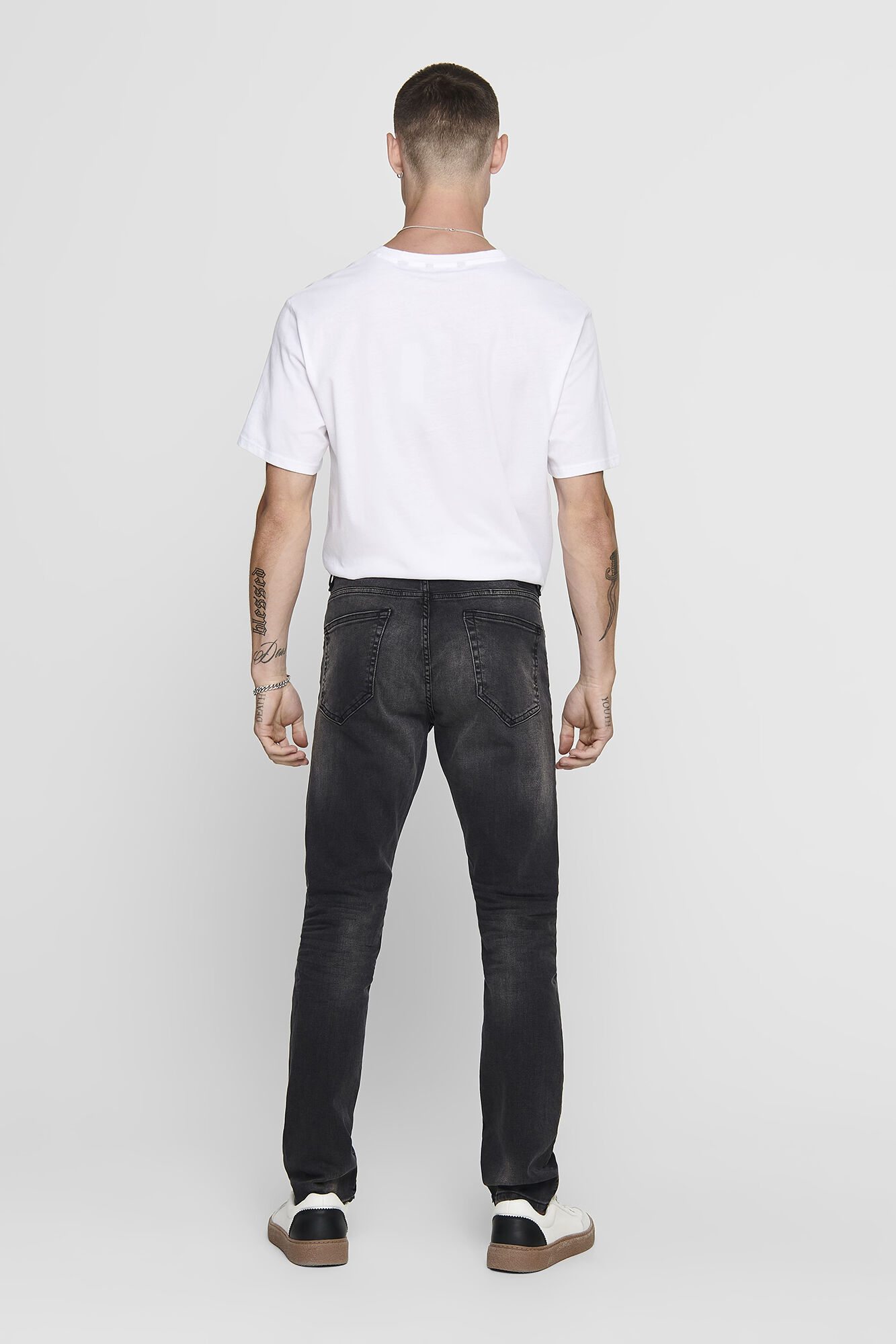 calça jeans de corte justo