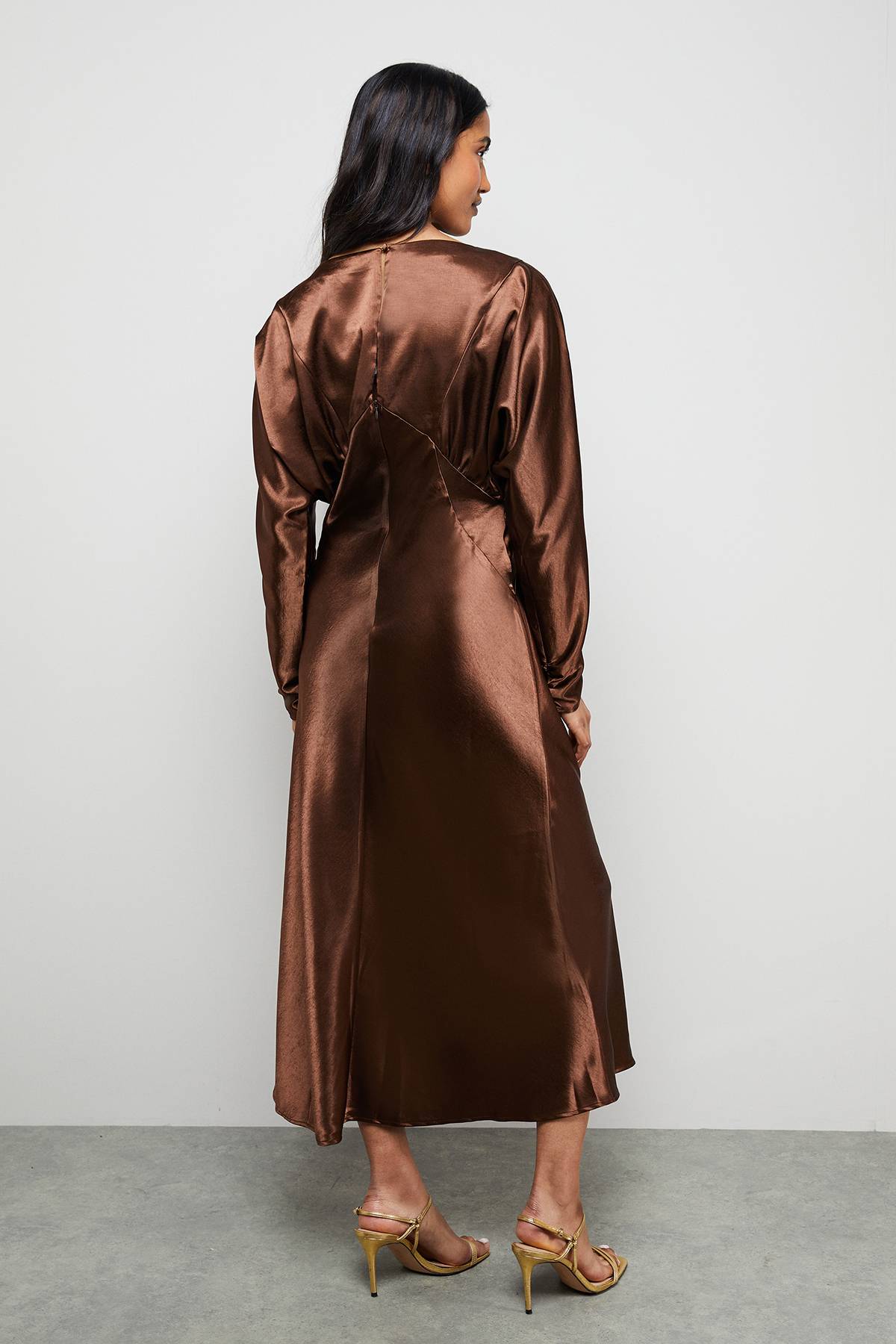 Warehouse Robe Midaxi Drapée en Satin à Manches Chauve-Souris