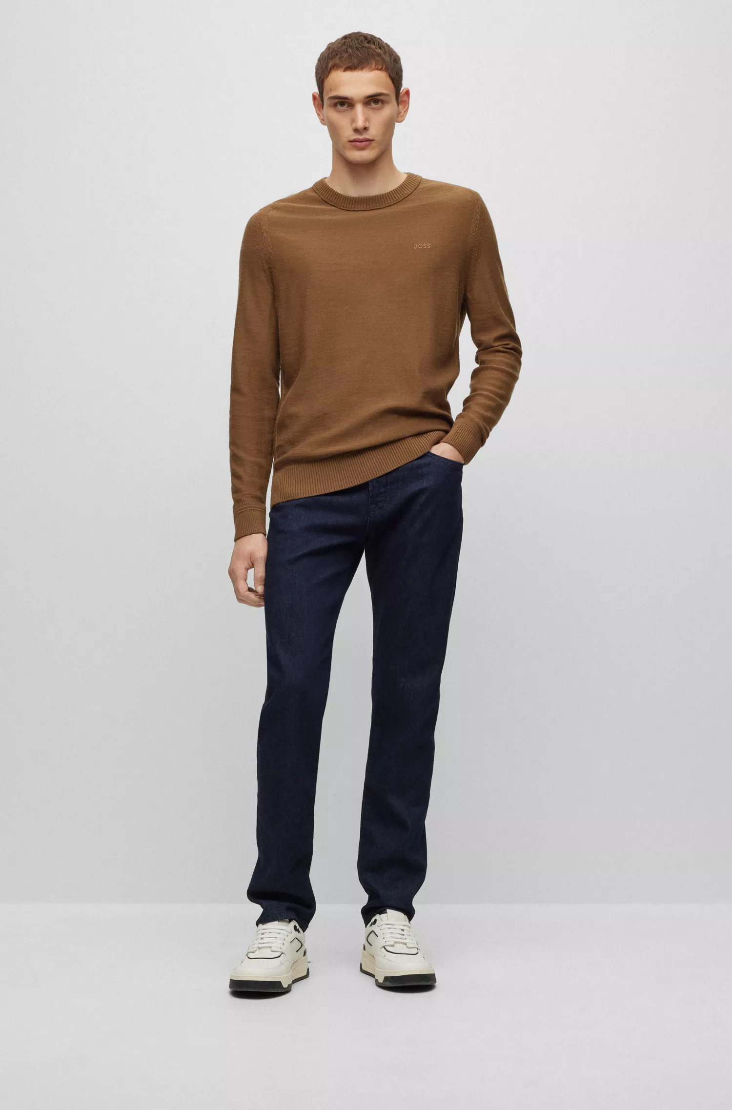 Calça jeans BOSS laranja, corte regular, em denim índigo profundo com elasticidade confortável.