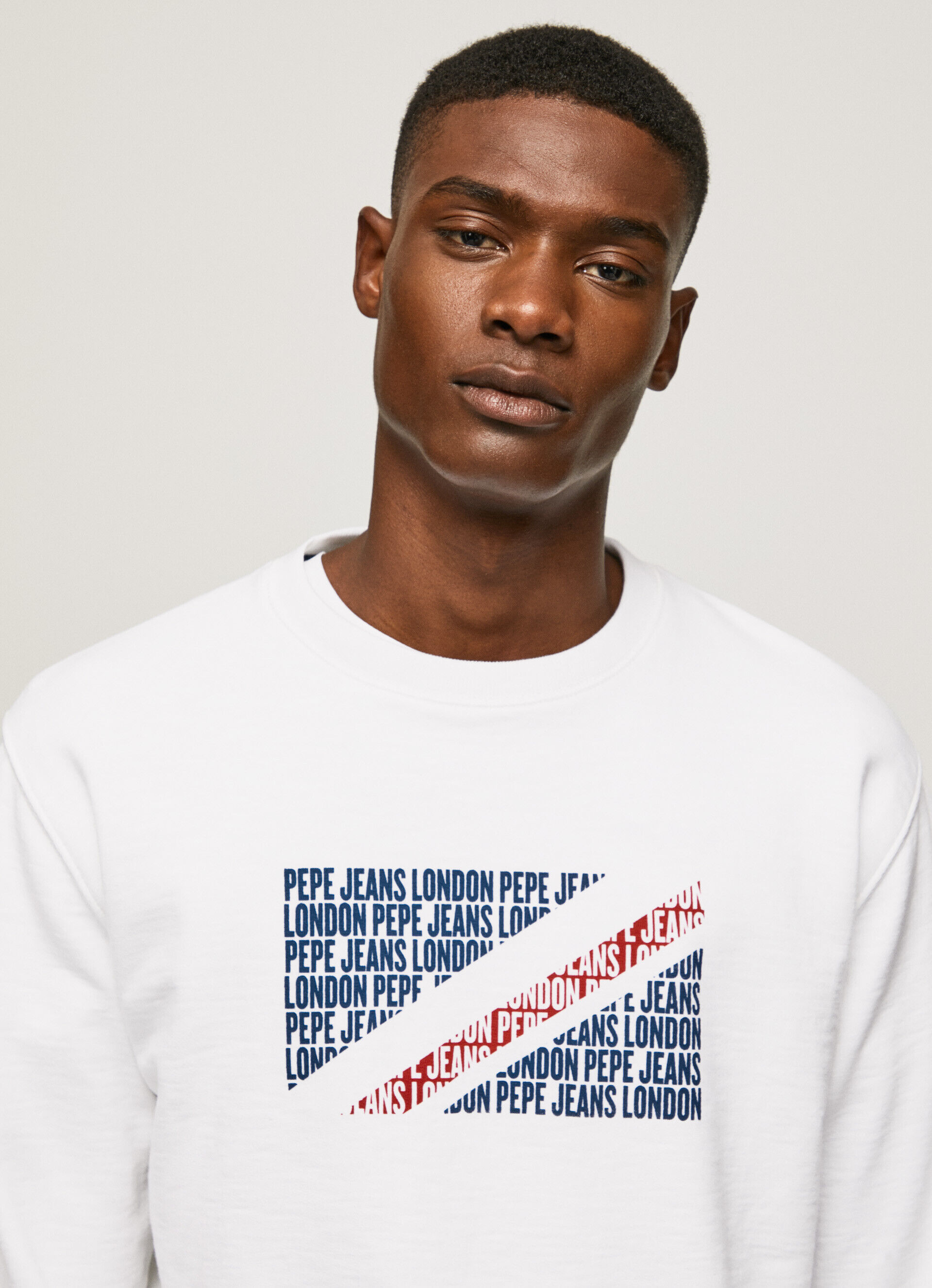 MOLETOM COM LOGOTIPO DA BANDEIRA - branco