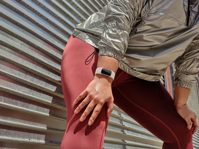 Fitbit Charge 6 aktivitetsmåler (sølv/beige)