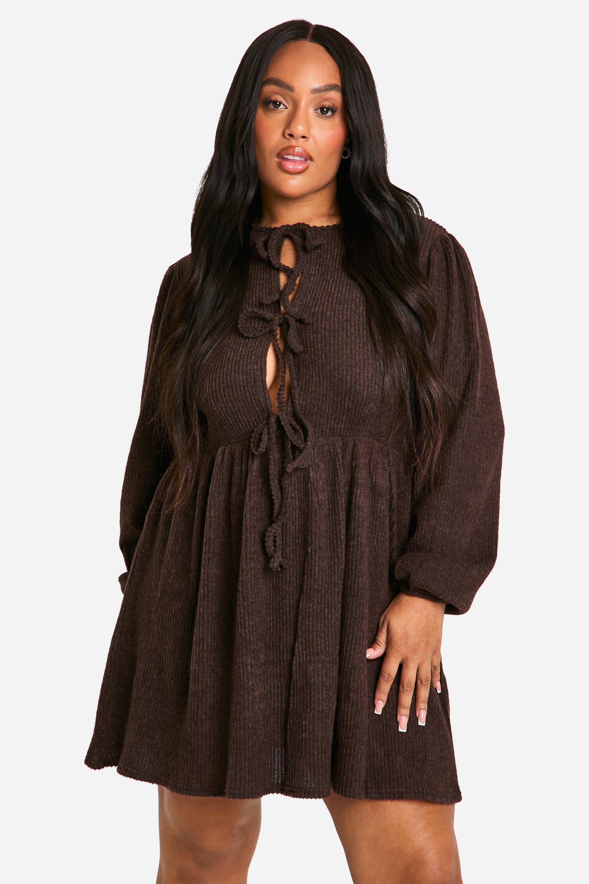 boohoo Robe smockée grande taille en jersey côtelé doux à nouer à l'avant