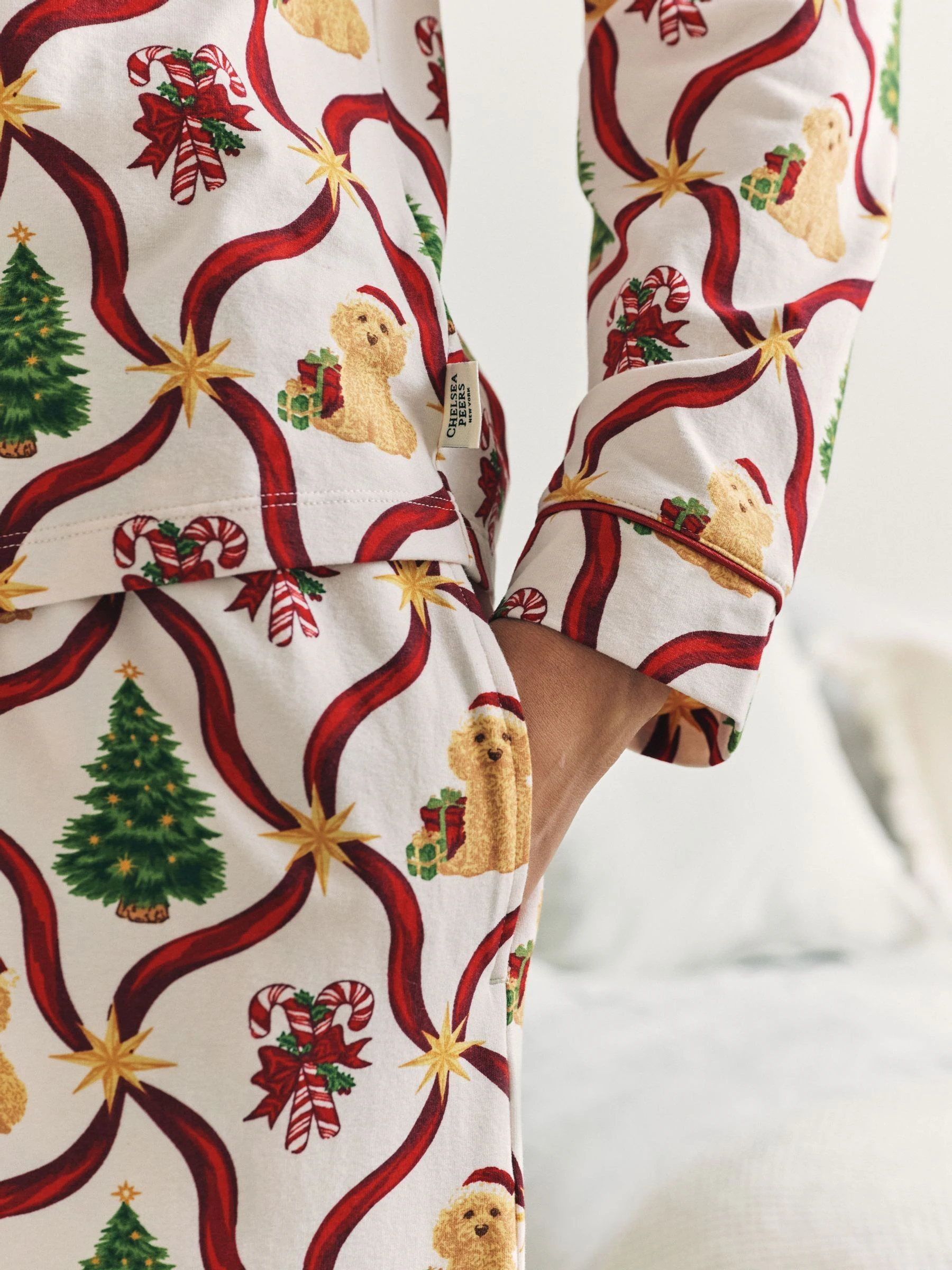 Chelsea Peers lange pyjama met kerstboom en hond