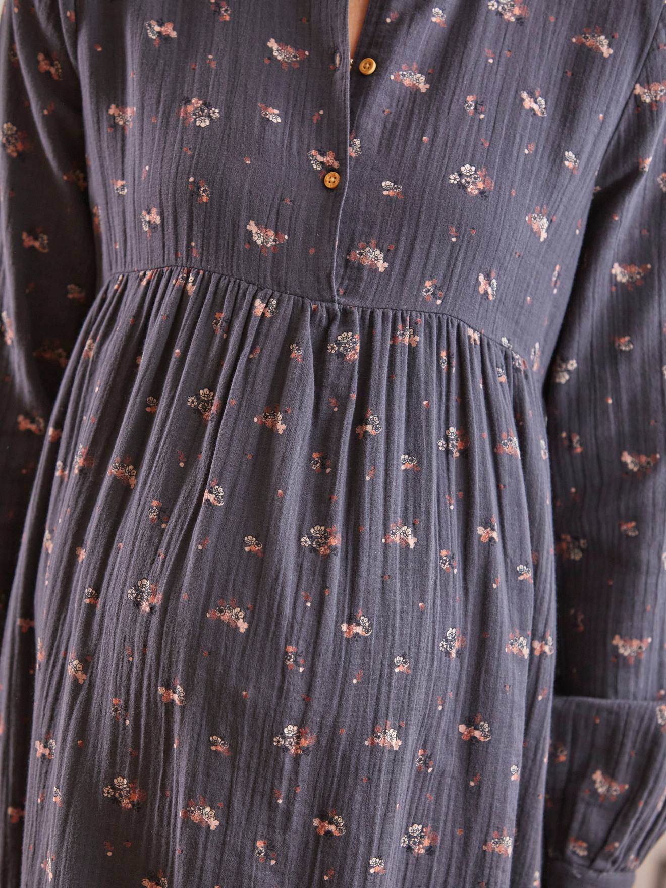 Vestido de maternidade e amamentação em chiffon de algodão estampado cinza escuro