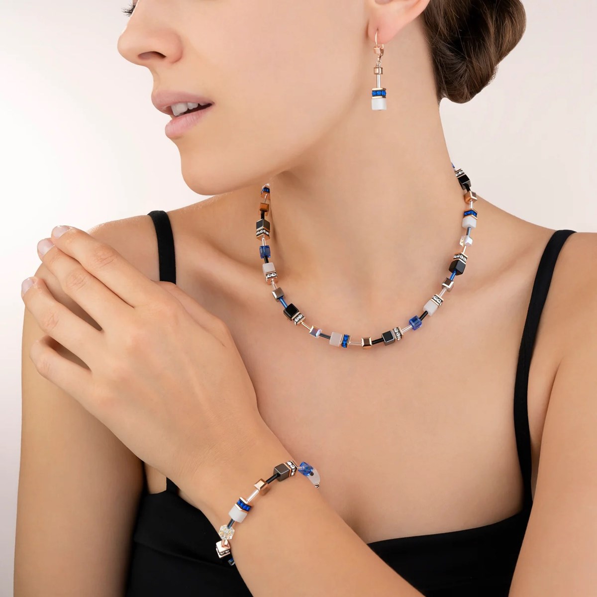 Collier Coeur de Lion Geocube or rose, blanc et bleu