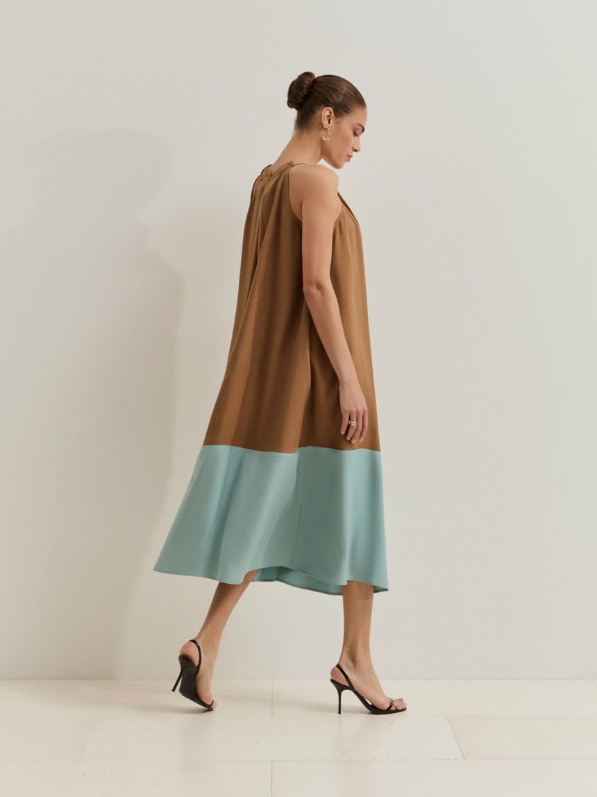 Vestido bicolor com detalhe de pedras