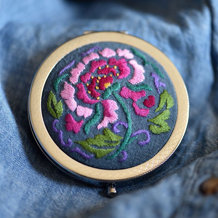Embroidery Kingdom - DIY borduurpakket met draagbare bloemenspiegel (verschillende ontwerpen)