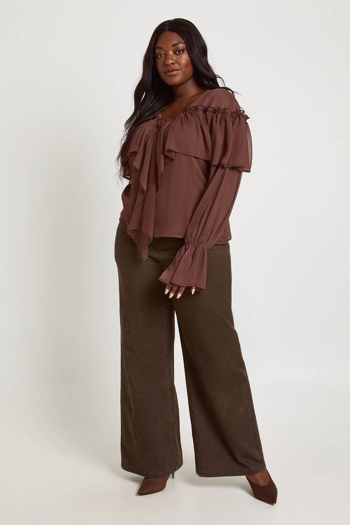 boohoo Chemisier En Mousseline À Volants Frontaux Grande Taille