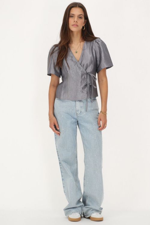 Grijze top met satijn look en strikjes