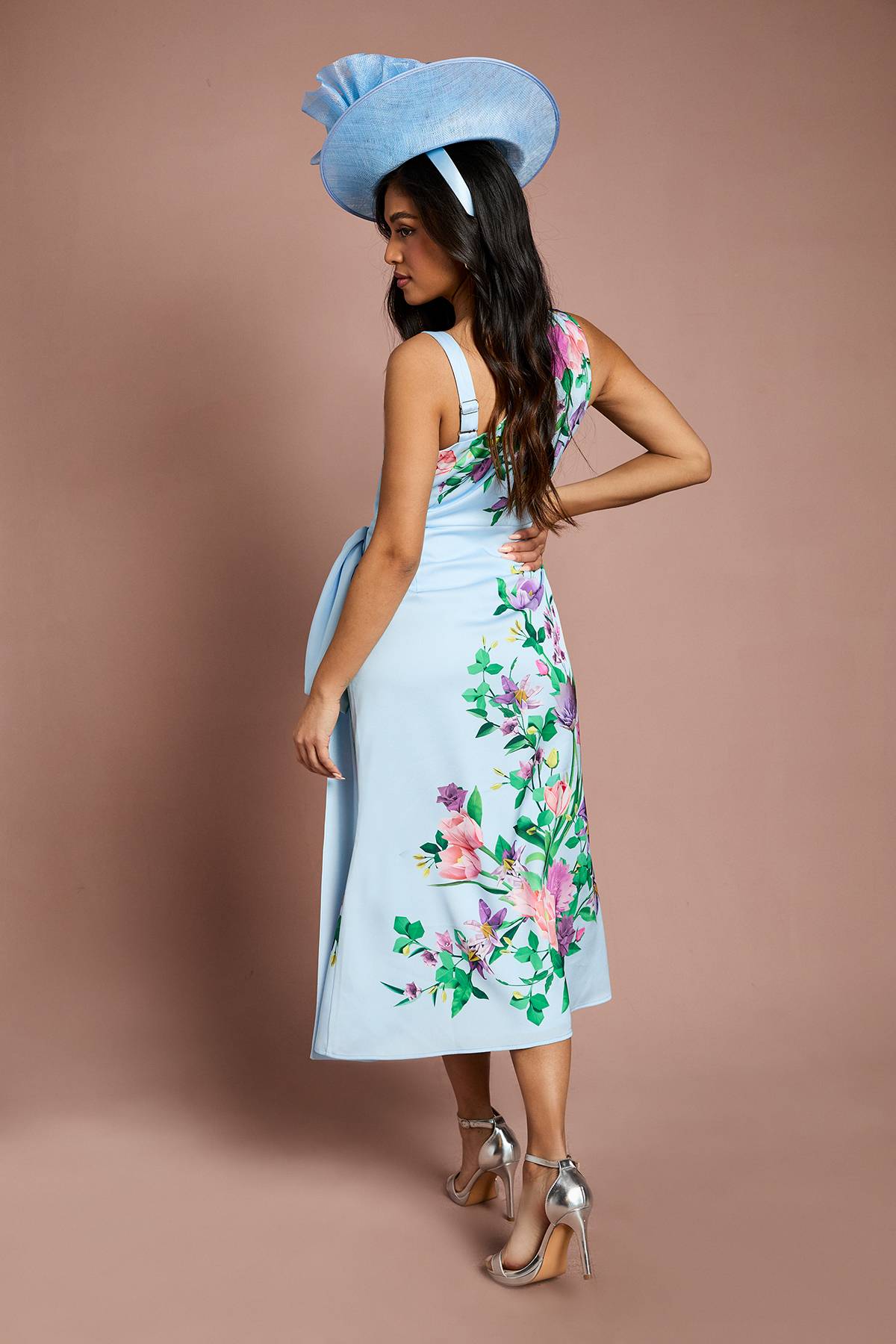 Coast Robe Midi Petite Lisa À Imprimé Floral Placé Satin Tan Avec Nœud Décoratif
