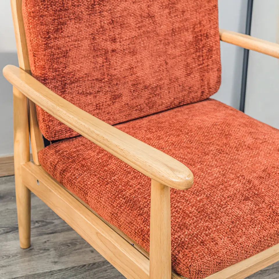 Fauteuil van massief hout en terracotta stof