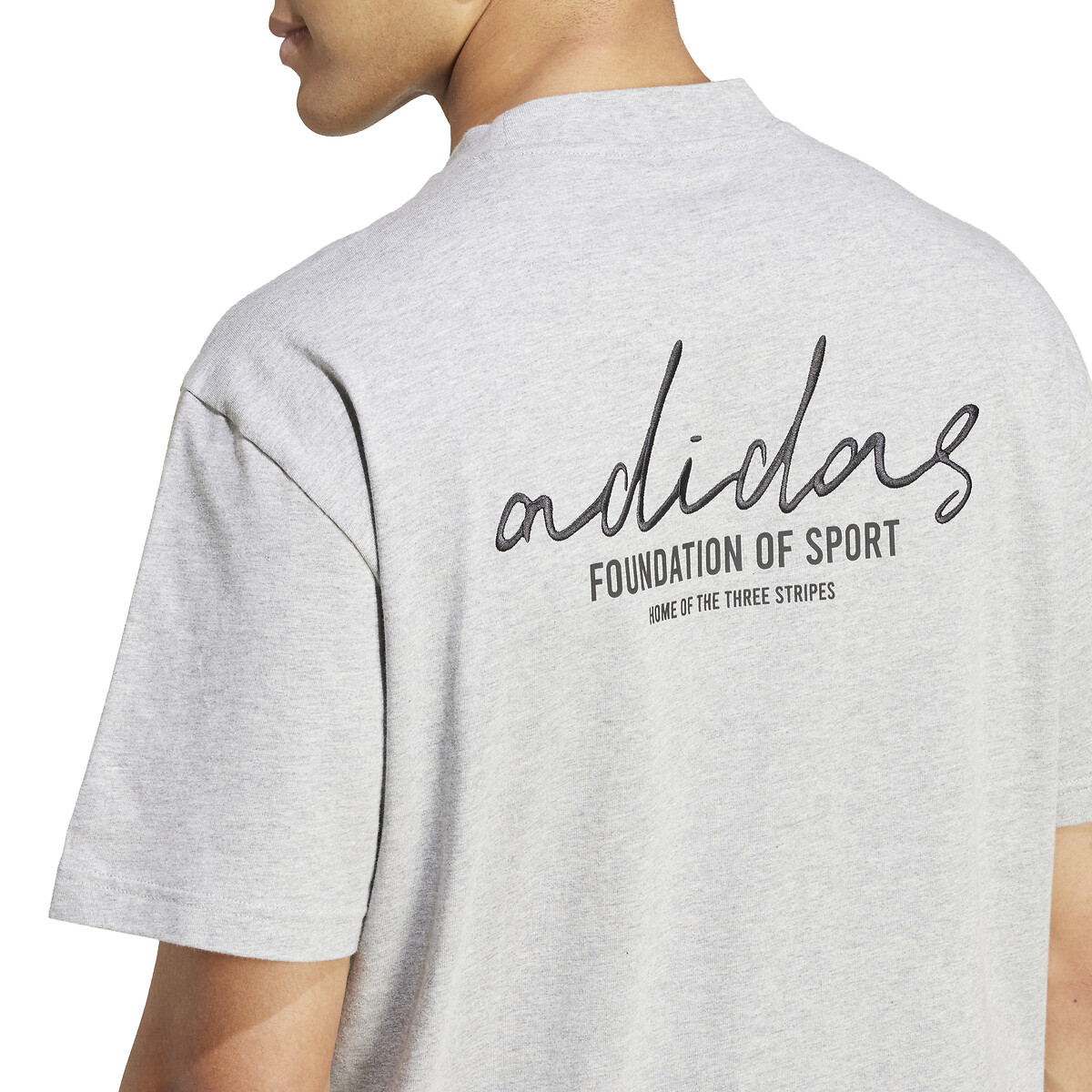 Camiseta adidas Performance com logo na frente e nas costas