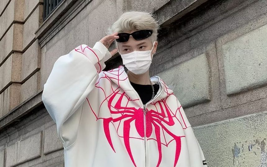 Bay Go Mall - Hoodie met geborduurde spin