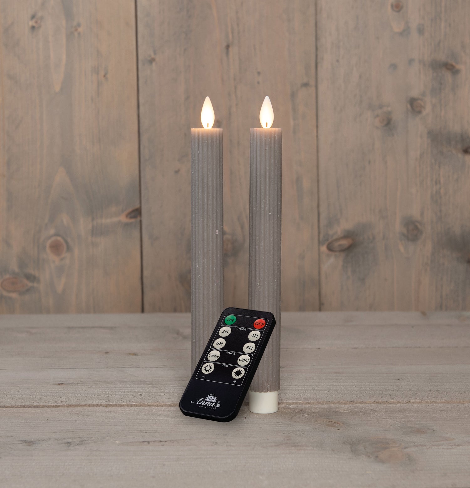 Anna's Collection LED dinerkaars Rib bewegende vlam met timer taupe D 2,2 H 23 cm 2 stuks