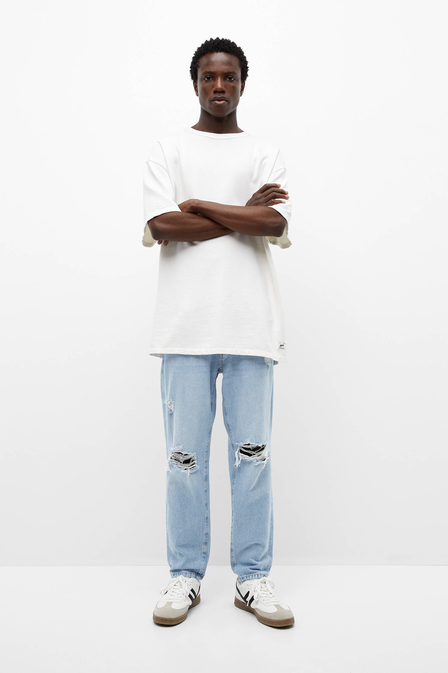 CALÇA JEANS BÁSICA RASGADA DE CORTE PADRÃO - ÍNDIGO CLARO