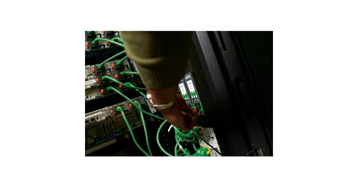 APCAPDU10150SW - Switched, 0U, 32A, 230V  (Zwart, (20x) C13/15 + (20x) C13/15/19/21, IEC309 32A stekker)