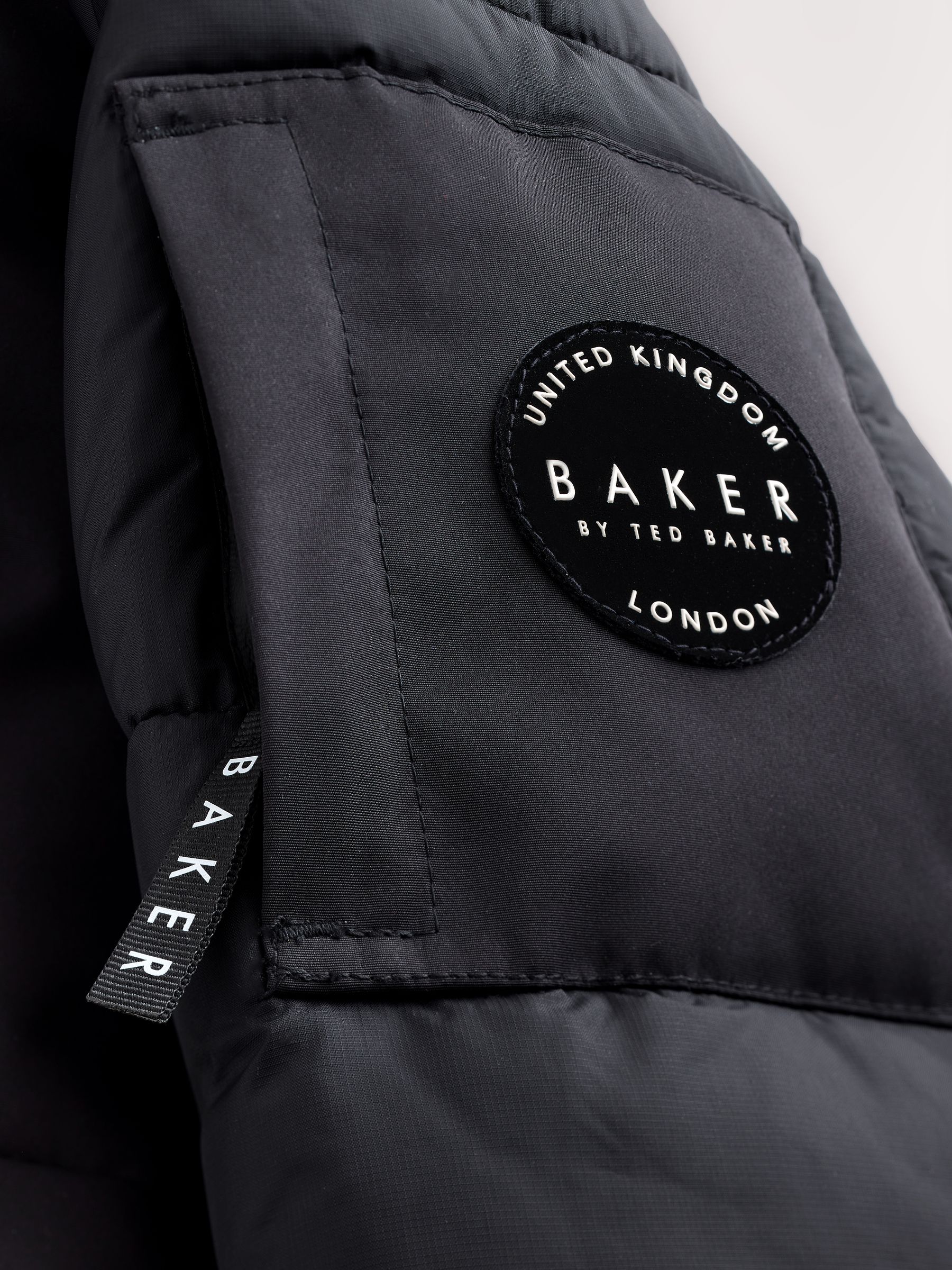 Baker by Ted Baker Baker by Ted Baker Regenbestendige Zwarte Gevoerde Jas