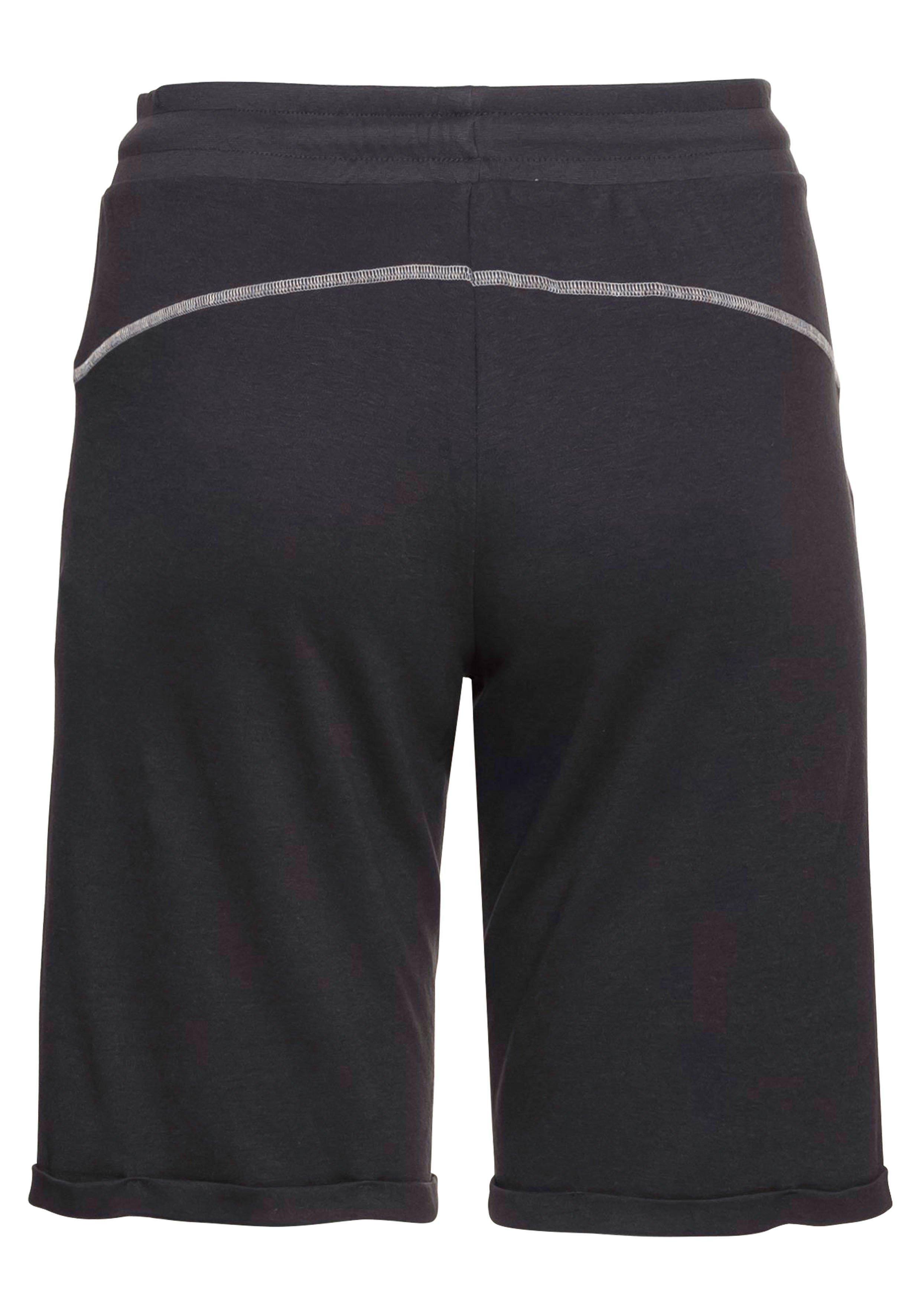 Relax-Bermudas in gerader Form, mit Kontrastnähten