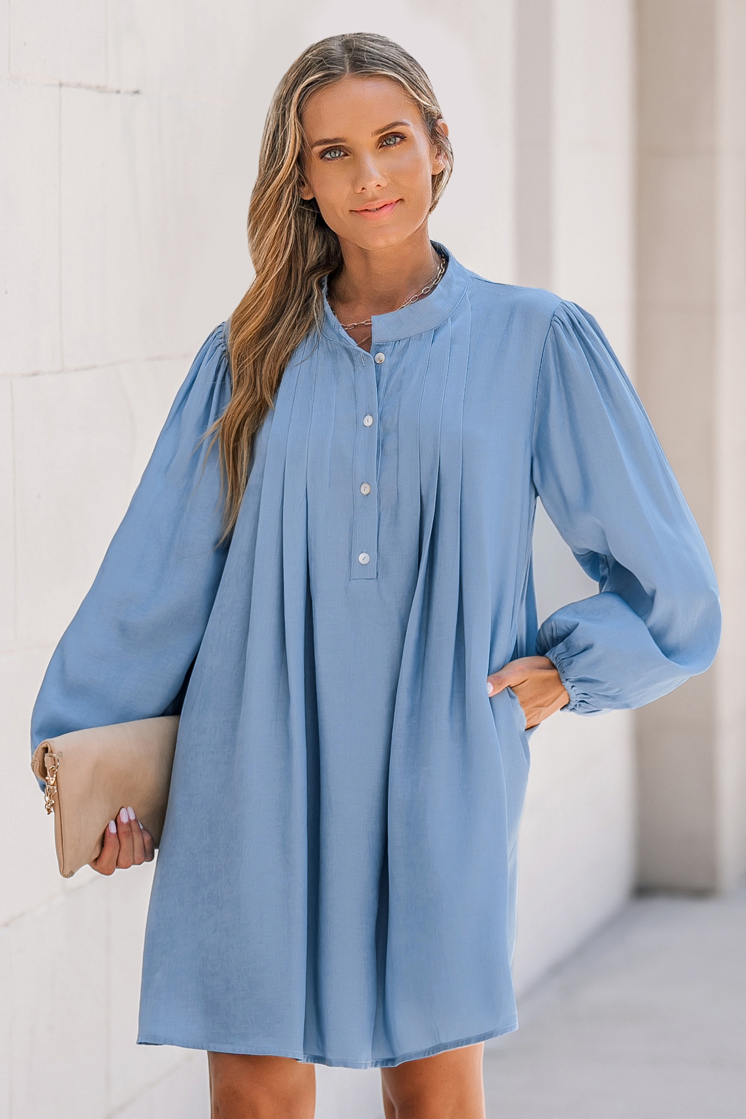 Robe chemise mini plissée à demi-bouton