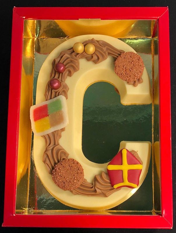 Ambachtelijk gemaakte chocoladeletter C wit gedecoreerd - 240 gram