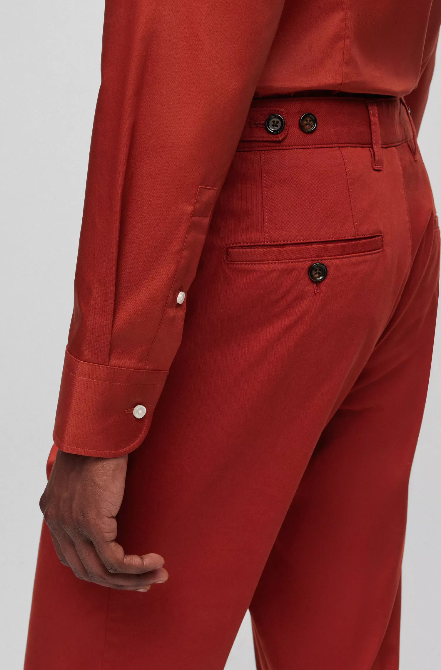 Calça BOSS preta de corte slim, em algodão elástico com a icônica faixa lateral.