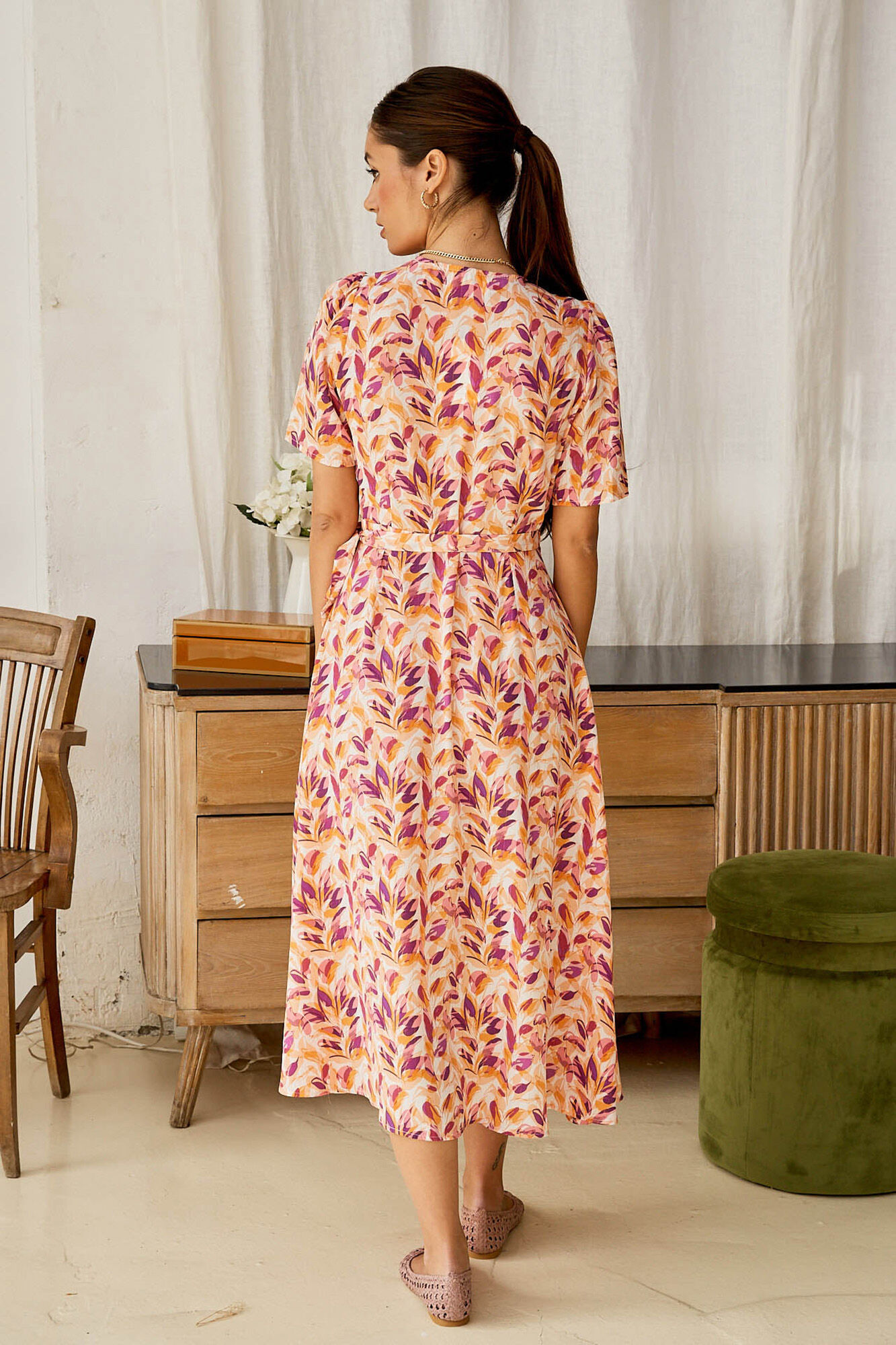 Vestido midi com estampa de folhas salmão - Coral