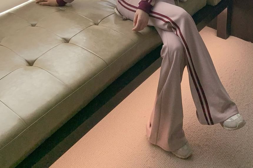 Onjo - Set: Gestreept cropped jack met lettersborduursel en rits + Low Rise Flared Pants