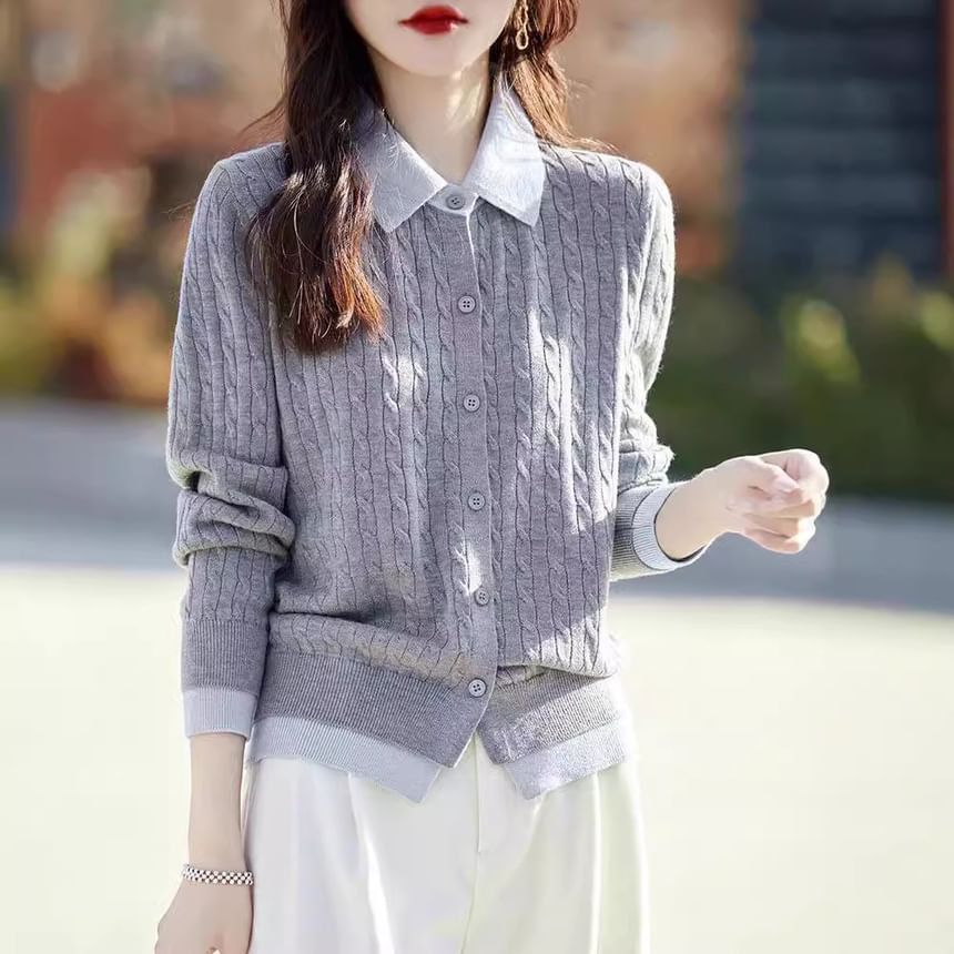 Jeonseon - Tweekleurige kabelgebreide cardigan met kraag