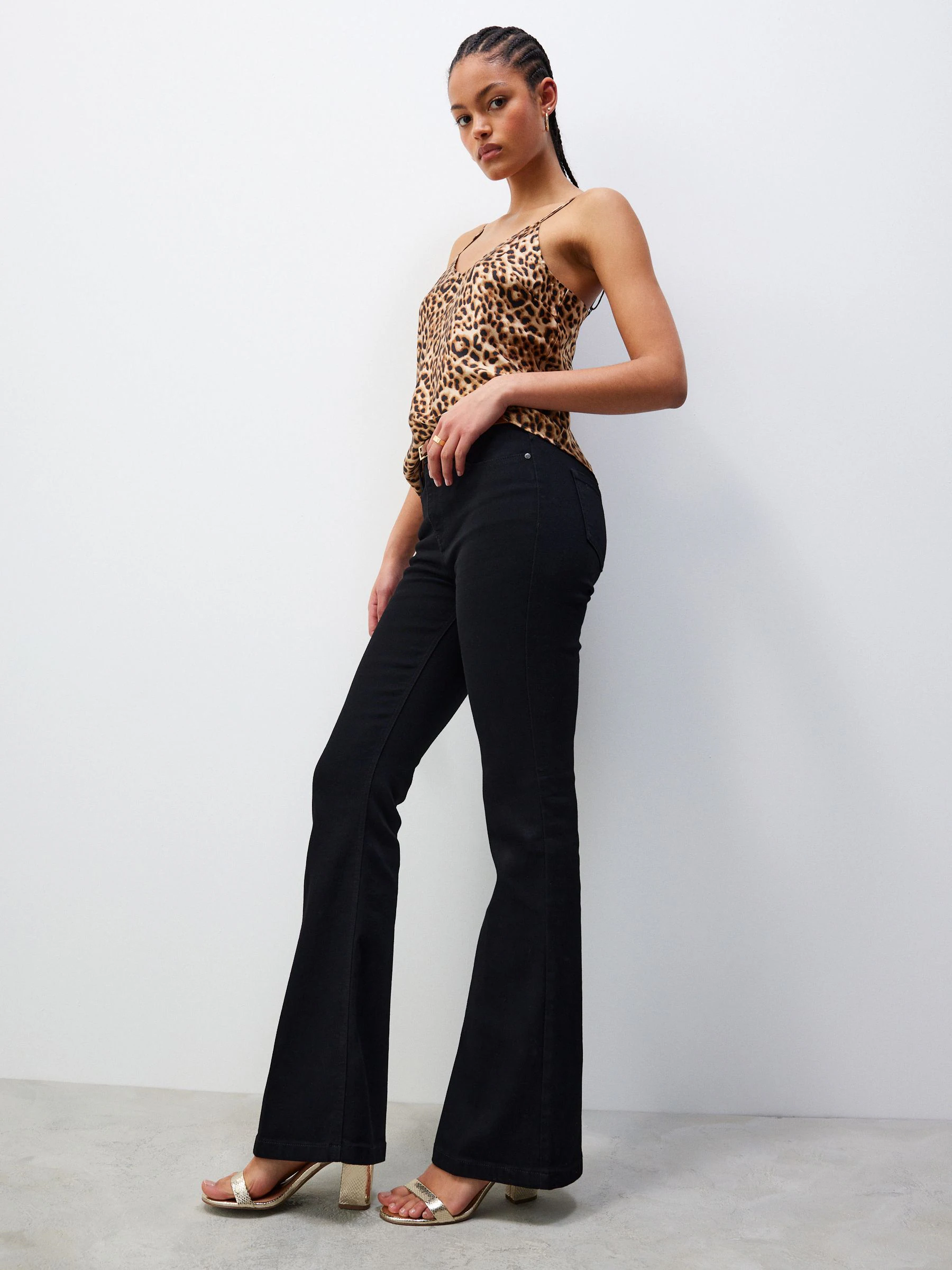 Zwart - Superzachte jeans met wijd uitlopende pijpen