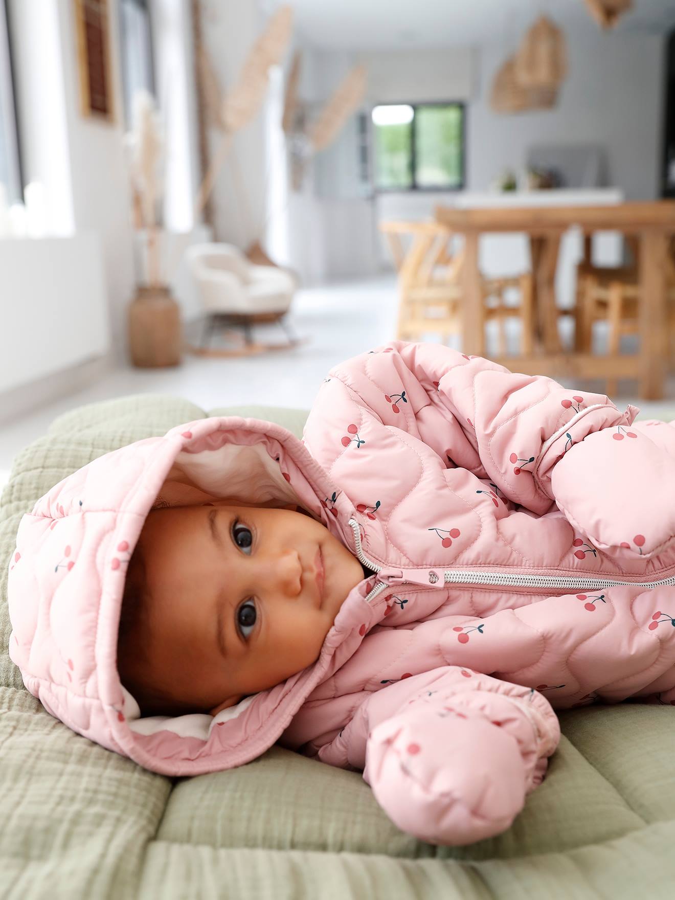 Macacão infantil 2 em 1 na cor malva com luvas e pantufas.