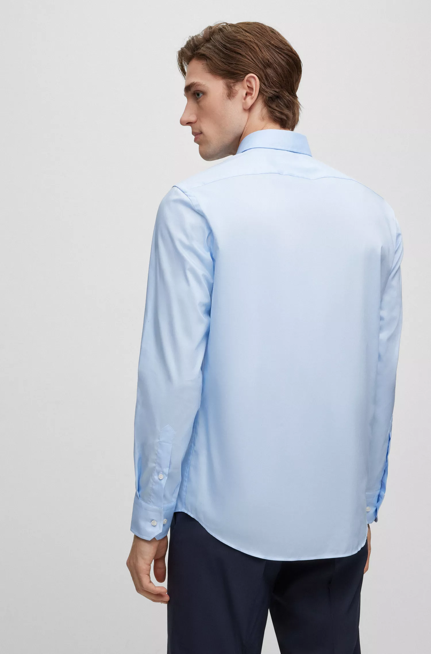 Camisa BOSS preta de corte regular em popeline de algodão fácil de passar.