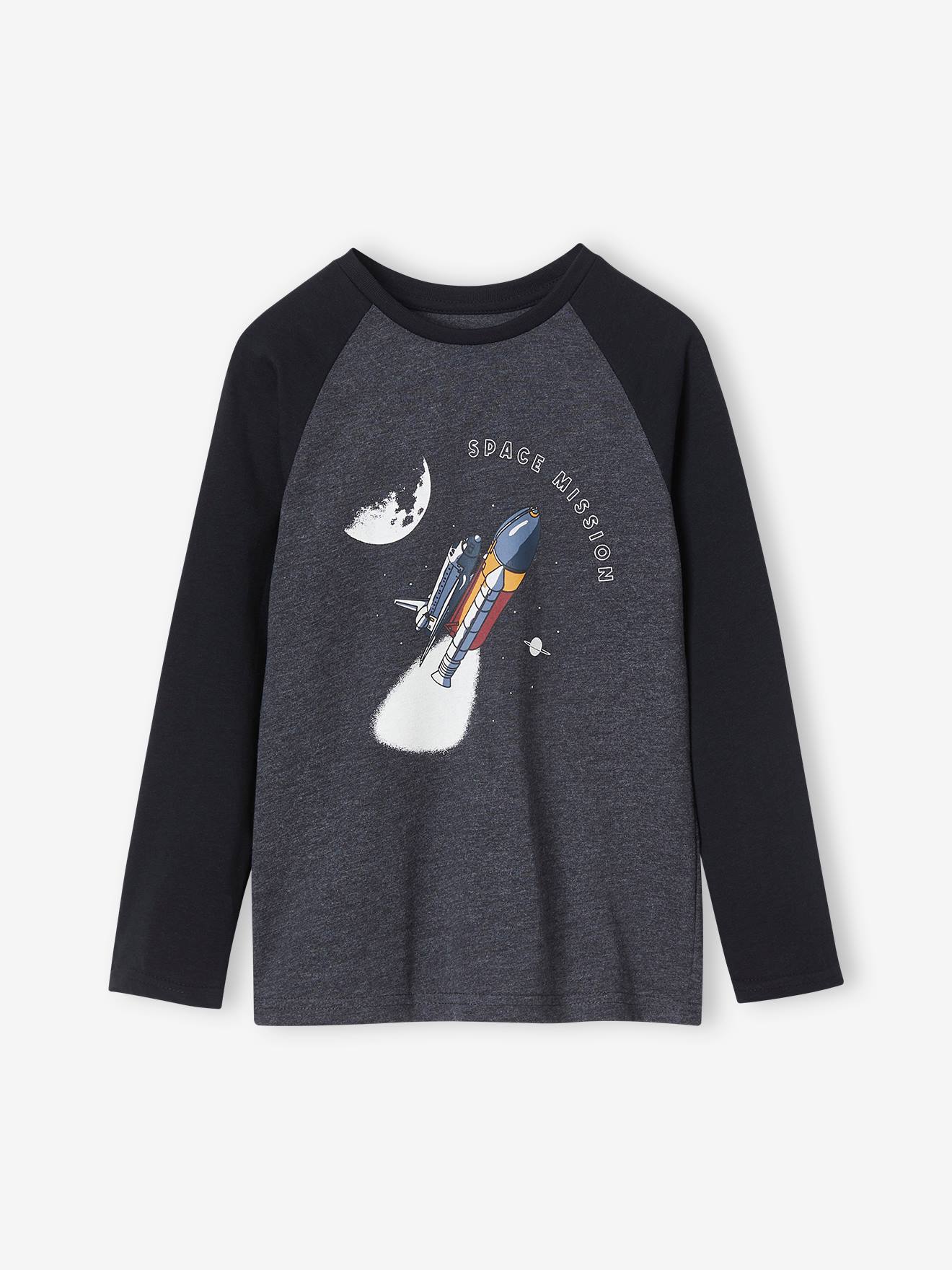 Camiseta infantil masculina, azul médio liso com estampas e mangas raglan coloridas.
