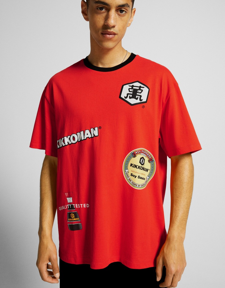 Camiseta de manga curta Kikkoman com estampa e modelagem quadrada.