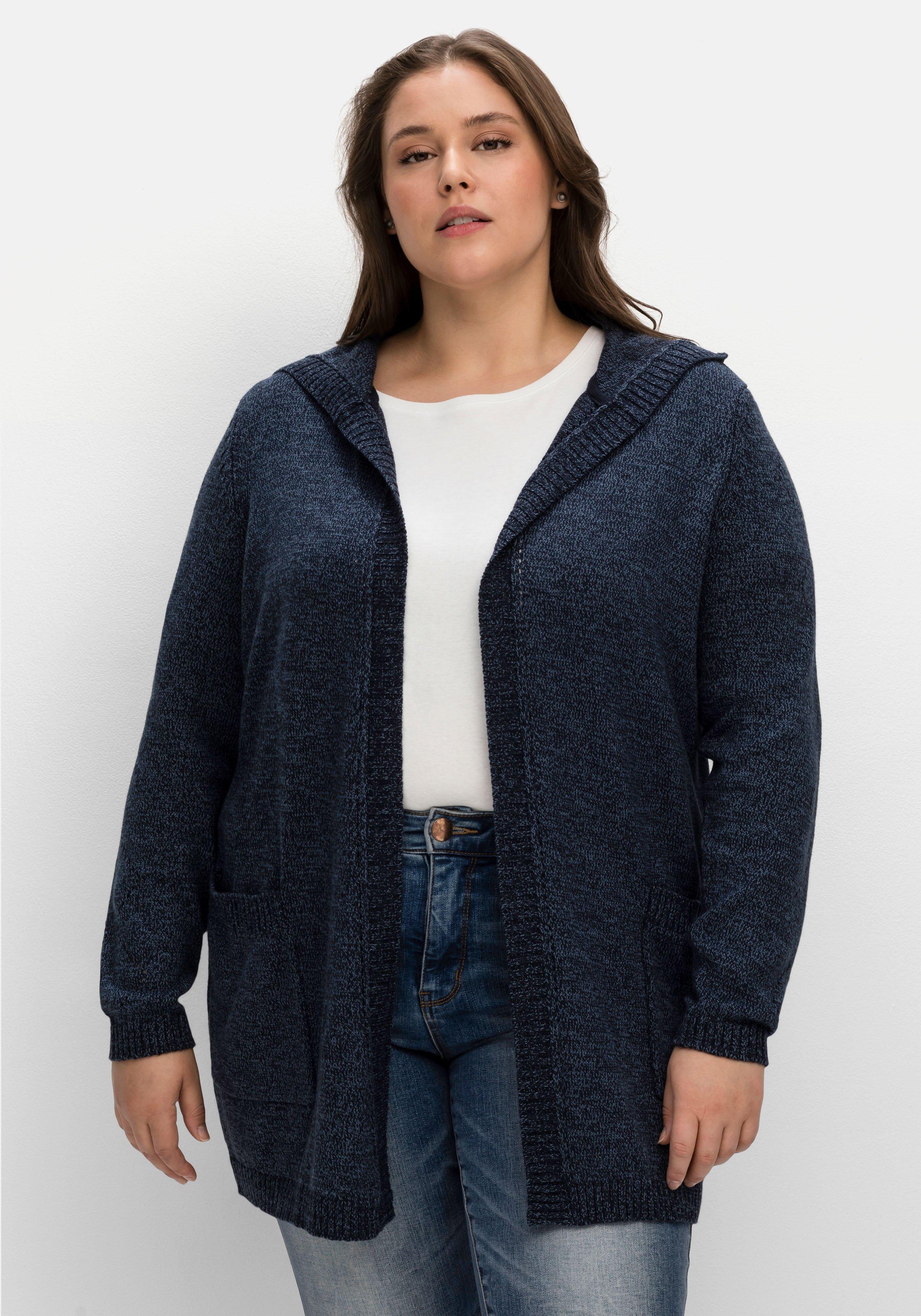 Kapuzenstrickjacke mit dezentem Ajourstrickmuster
