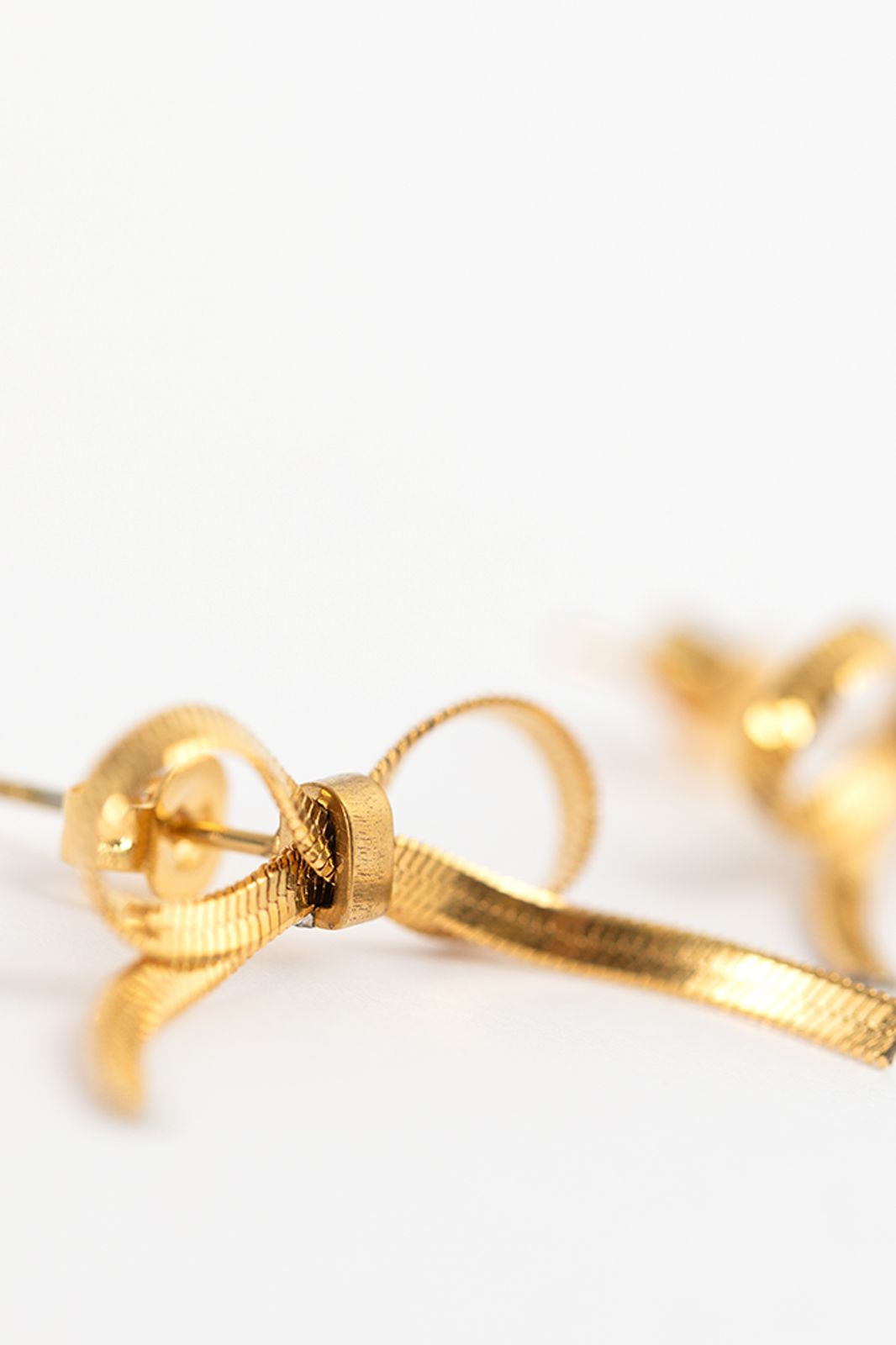 Gold plated stud oorbellen met strikjes